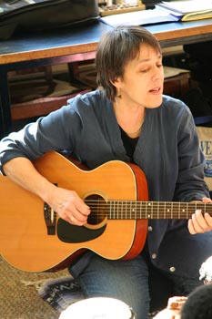 Lui leadng a song
